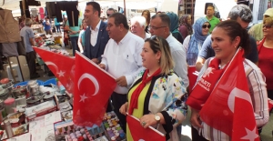 AK Parti ve MHP'liler esnaflara Türk Bayrağı dağıttı