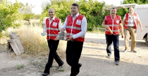 Başkan Turgut, kapı kapı sıcak yemek dağıttı