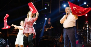 Başkan Kocamaz Hadise İle Birlikte Onuncu Yıl Marşını Söyledi