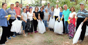 Başkan Turgut, personel ve vatandaşlarla birlikte temizlik yaptı