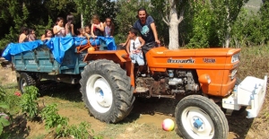 Köy çocuklarının traktör havuzunda seyyar serinlik keyfi