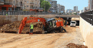 BÜYÜKŞEHİR BELEDİYE BAŞKANI VAHAP SEÇER, ANIT KAVŞAĞI’NA MÜDAHALE ETTİ