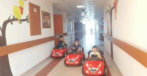 Silifke'de Hastanede Tedavi Gören Çocuklar İçin Akülü Araba