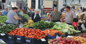 Erdemli Belediyesi, Limonlu’da yaptığı kapalı Pazar yerini hizmete açarak, Pazar esnafı ile vatandaşları büyük bir sıkıntıdan kurtardı.