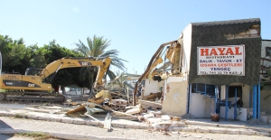 Silifke’de metruk binaların yıkımı sürüyor