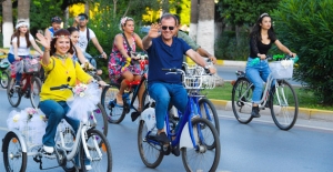 Başkan Seçer Ve Eşi Meral Seçer, Süslü Kadınlar İle Sahili Pedalladı