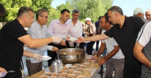 Belediye, Atayurt Mahallesinde aşure dağıttı