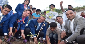 Başkan Yılmaz, İşitme Engelli Çocuklarla Çiçek Ekti