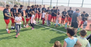 Öğrencilerden Futbolculara Moral Ziyareti