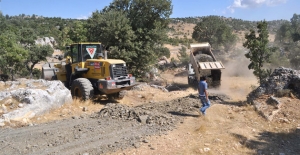 Pelitpınarı Mahallesinde yol bakım çalışmaları sürüyor