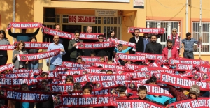 Silifke Belediyespor'lu yöneticiler öğrenci sevindirdi