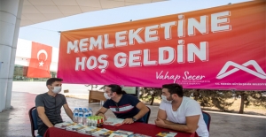 MERSİN BÜYÜKŞEHİR BELEDİYESİ, KAYIT İÇİN KENTE GELEN ÜNİVERSİTELİLERİ OTOGARDA KARŞILIYOR