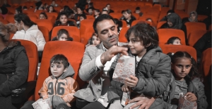 Altunok, depremzede çocuklarla sinemada buluştu