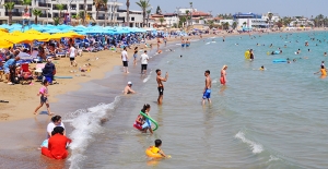 Silifke'deki plajlarda tatil hareketliliği