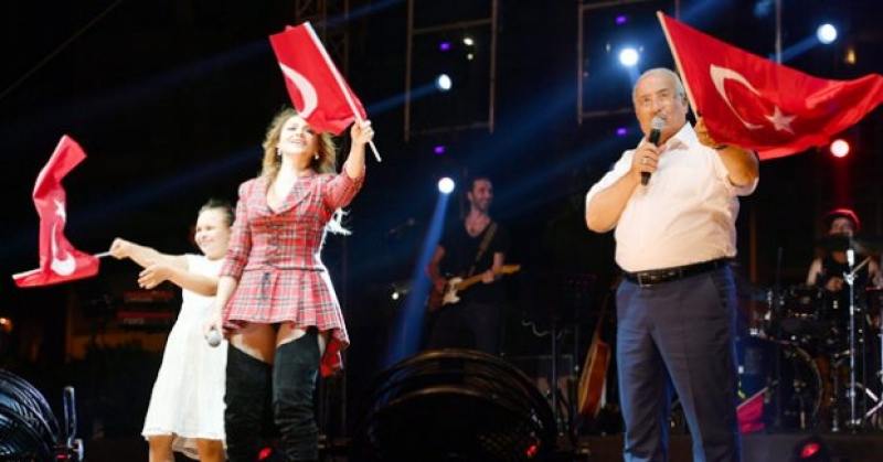 Başkan Kocamaz Hadise İle Birlikte Onuncu Yıl Marşını Söyledi