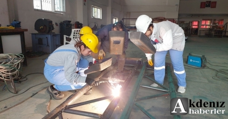 Geleceğin kadın gemi inşa ustaları bu lisede yetişiyor